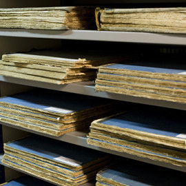 Krantenleggers in het magazijn van de Openbare Bibliotheek Brugge