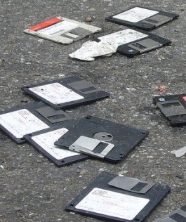 Foto: Jonathan Harford (Flickr) Weggegooide floppy disks op straat