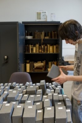 Universiteitsbibliotheek Gent - Foto: Stefan Tavernier Jongeman met zuurvrije dozen voor boeken