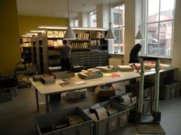 Vrijwilliger André Van Gompel en archiefmedewerker Kathleen Wijnen laden de nieuwe kasten in Nieuwe leeszaal voor het Turnhoutse Stadsarchief