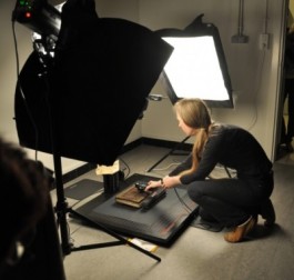 Vrouw en boek in mobiele fotostudio