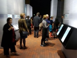 Conn3ct op de Frankfurter Buchmesse Bezoekers bij de interactieve schermen van Conn3ct op de Frankfurter Buchmesse