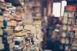 Boekenstapels Foto met enorme stapels met boeken