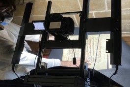 handschrift wordt gefotografeerd in mobiele fotostudio