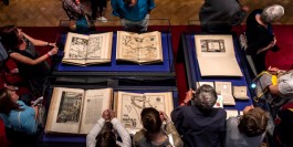 Mensen die boeken in een vitrine bekijken