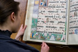 Vrouw bekijkt verlucht muziekhandschrift