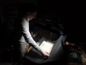 Projectleider Godfried Croenen fotografeert een handschrift