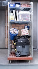 Trolly met materialen om calamiteiten het hoofd te bieden
