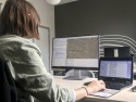 Vrouw werkend met Transkribus op een dubbel scherm.