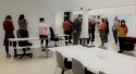 Collega's krijgen een rondleiding in de leeszaal van DIVA.