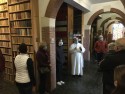 Mensen in de abdijbibliotheek van Postel