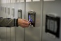 Compactus in de Bibliotheek Hasselt Limburg / Foto: Stefan Tavernier Hand die een schakelaar op compactusrekken bedient