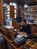 Het STCV-team aan de slag in de bibliotheek van het Engels Klooster in Brugge